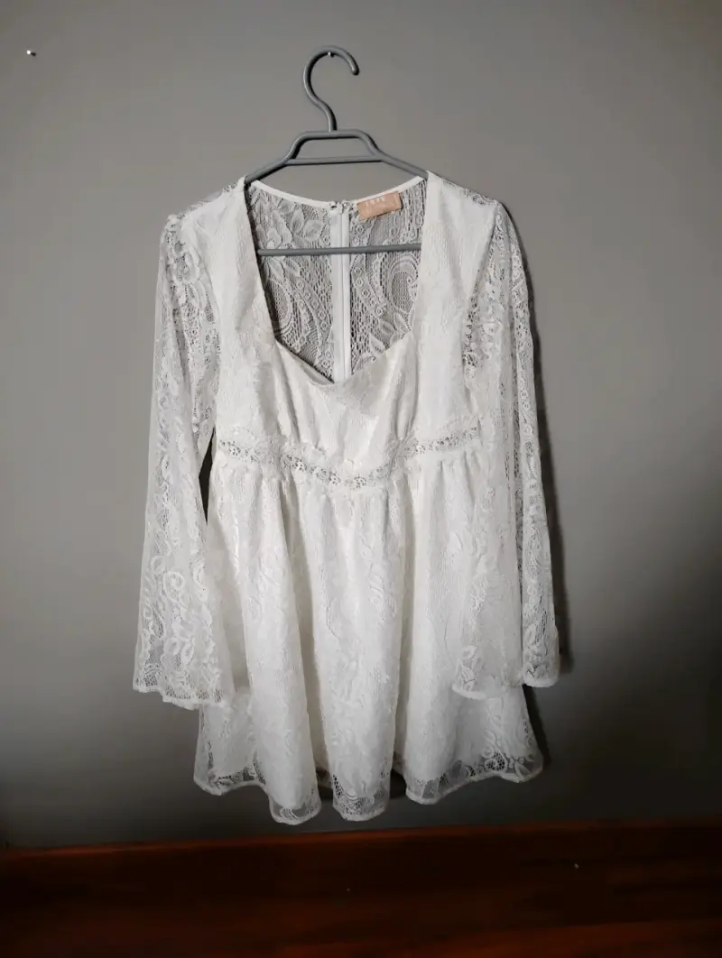 Vestido de encaje blanco con mangas largas - 1