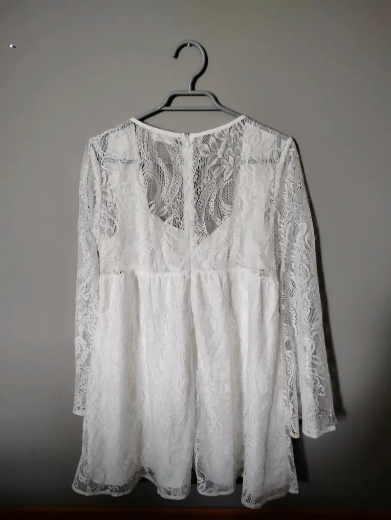 Vestido de encaje blanco con mangas largas - 2