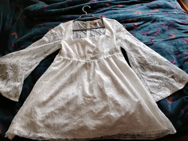 Vestido de encaje blanco con mangas largas - 3