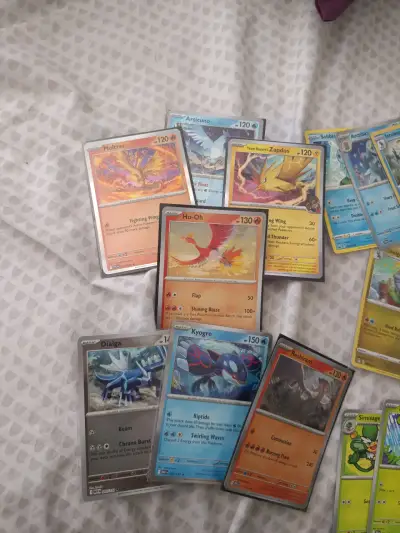 Colección de cartas Pokémon variadas - miniatura 1