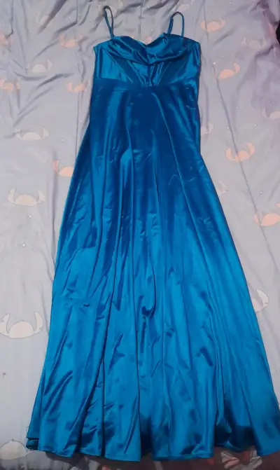 Vestido de noche azul con chal negro - miniatura 1