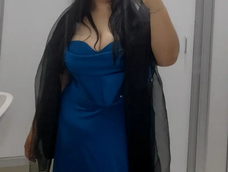 Vestido de noche azul con chal negro - 2