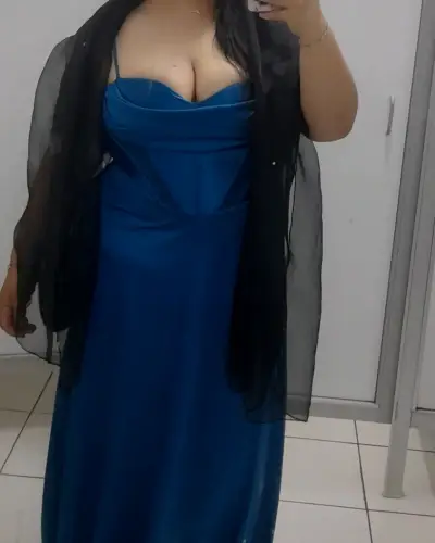 Vestido de noche azul con chal negro - miniatura 3