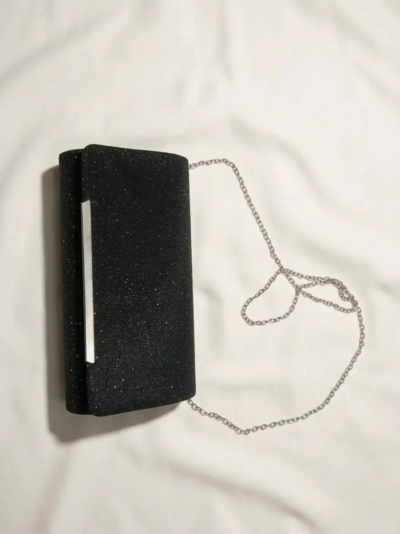 Cartera de mano negra con brillo y cadena