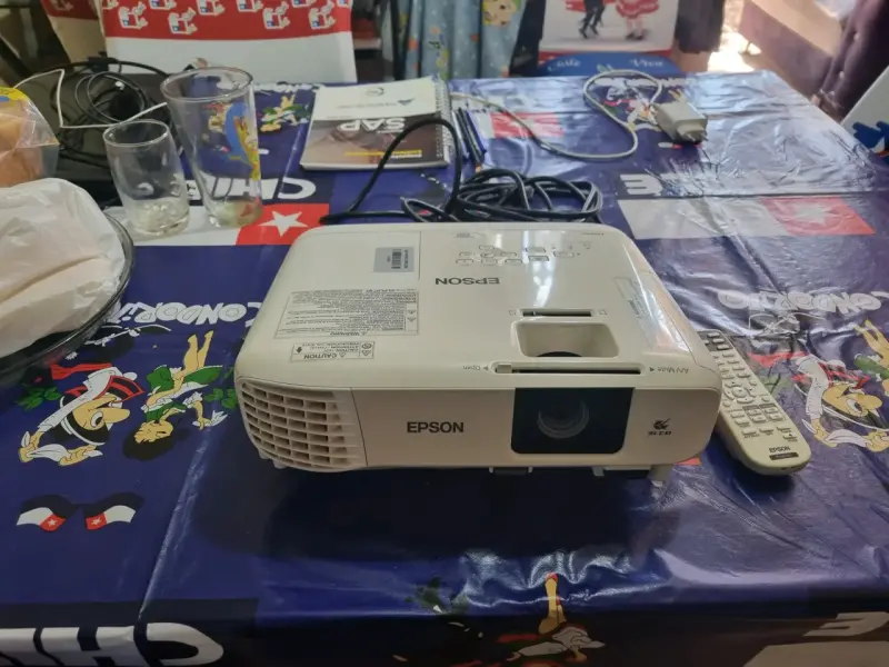 Proyector Epson con control remoto - 1