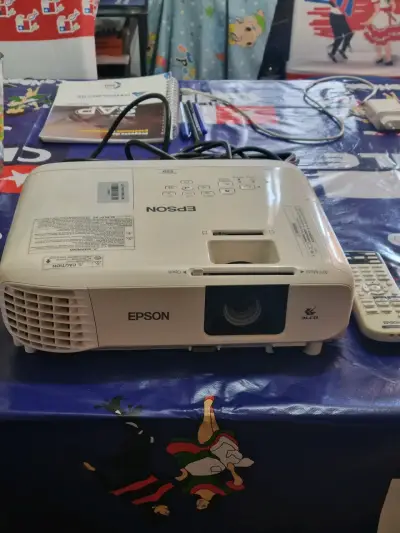 Proyector Epson con control remoto - miniatura 2