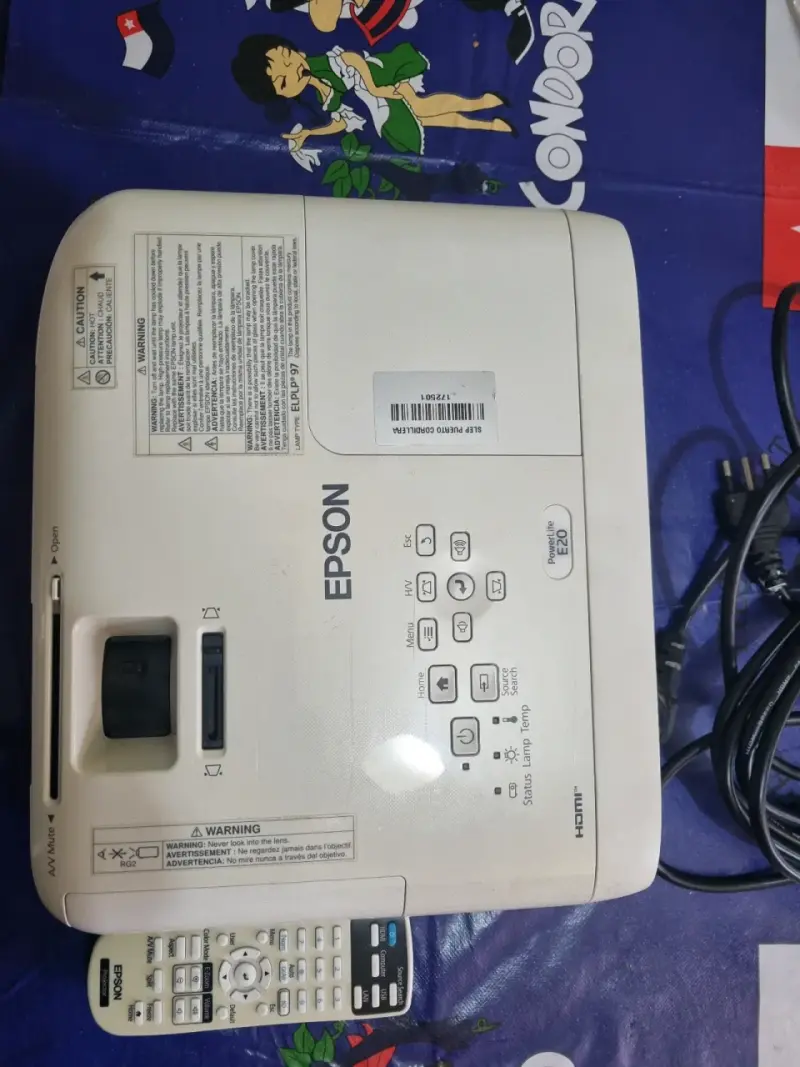Proyector Epson con control remoto - 3