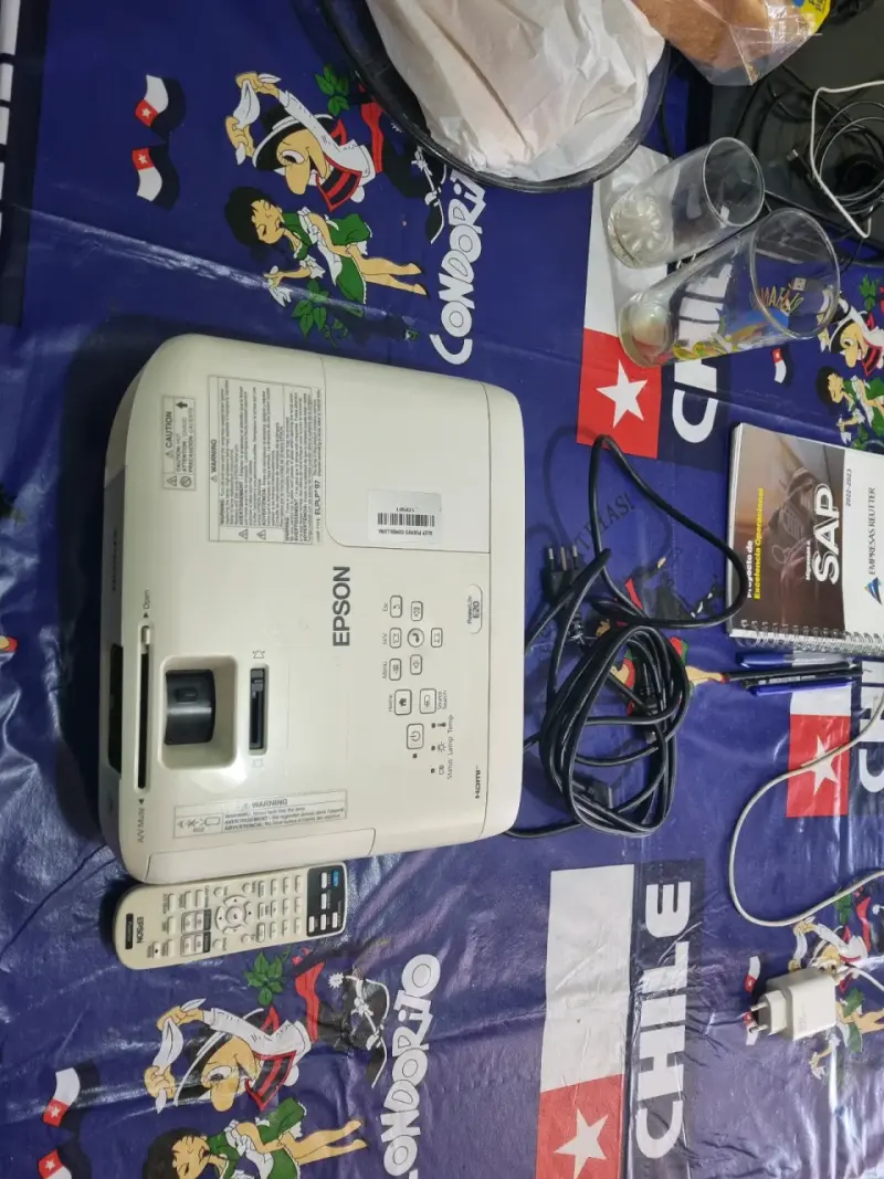 Proyector Epson con control remoto - 4