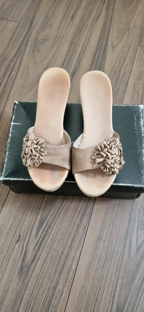 Sandalias corcho beige con detalle floral - 1