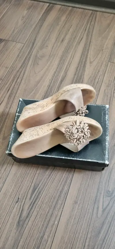 Sandalias corcho beige con detalle floral - miniatura 2