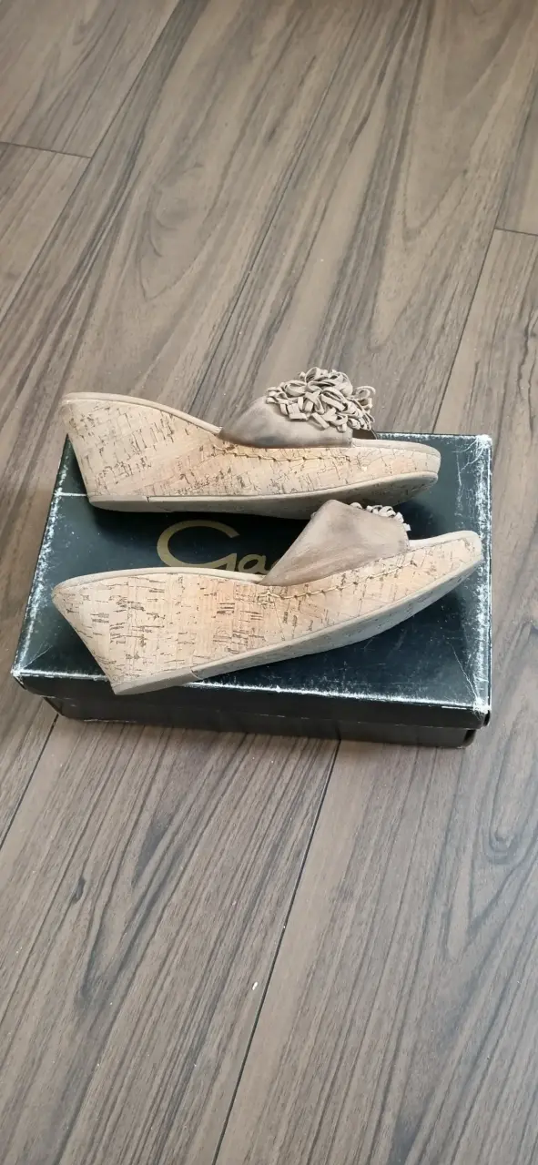 Sandalias corcho beige con detalle floral - 3