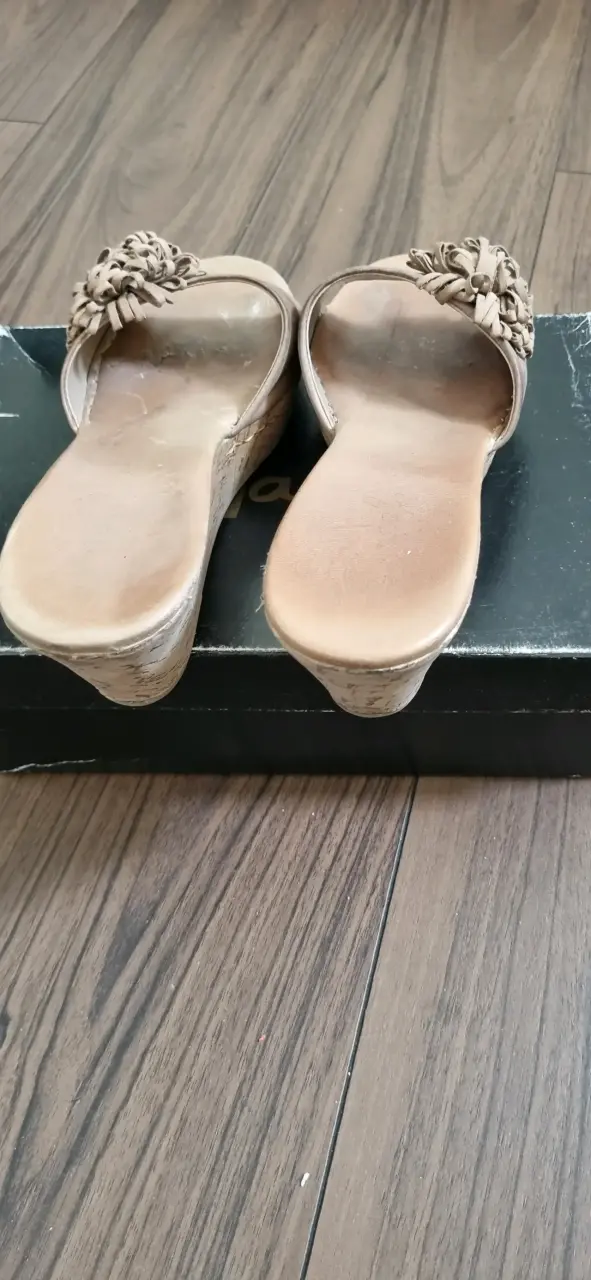 Sandalias corcho beige con detalle floral - 4