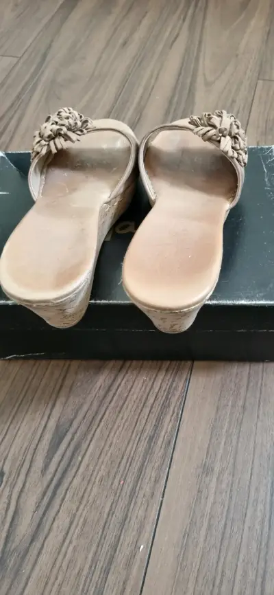 Sandalias corcho beige con detalle floral - miniatura 4
