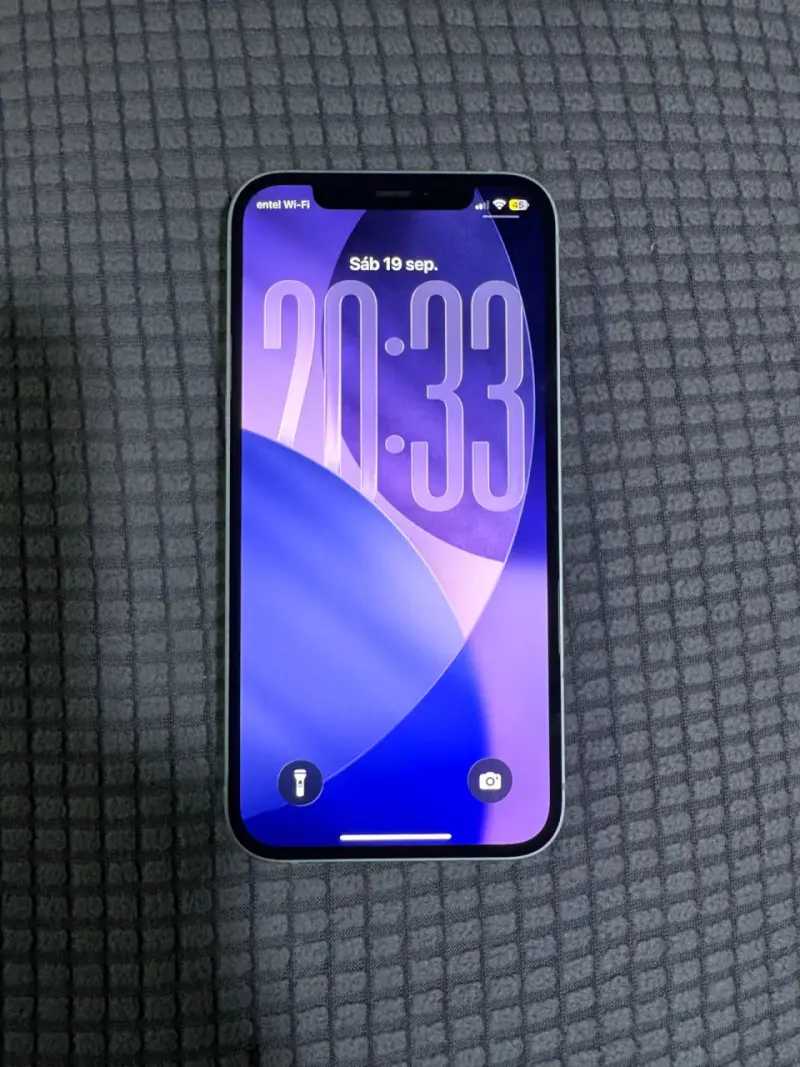 iPhone 12 en Buen Estado - 1