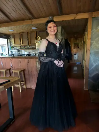 Vestido de gala negro estilo princesa con corset - miniatura 1