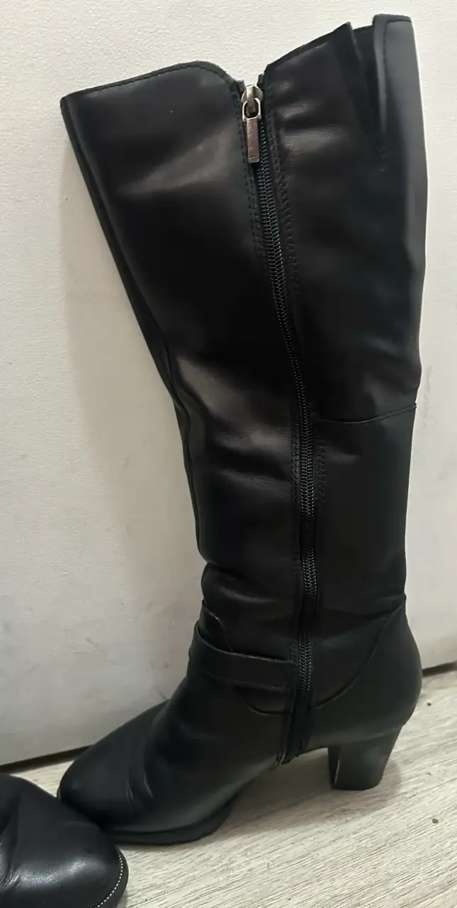 Botas negras de cuero con tacón alto