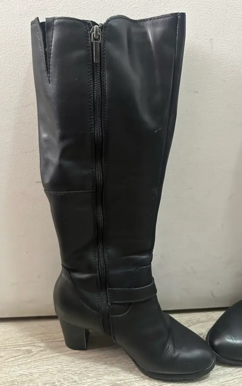 Botas negras de cuero con tacón alto - 2