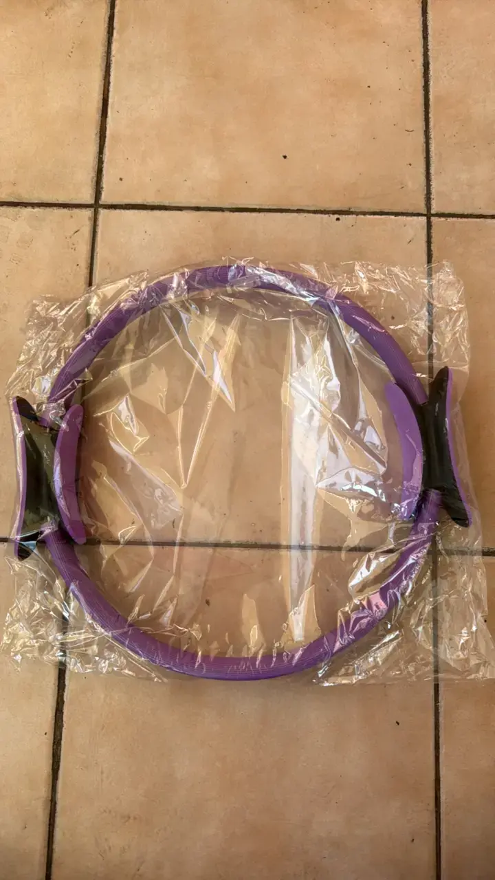 Aro de pilates morado para ejercicio