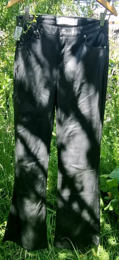 Pantalones negros de cuero sintético Bershka - miniatura 2
