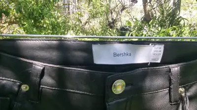 Pantalones negros de cuero sintético Bershka - miniatura 4
