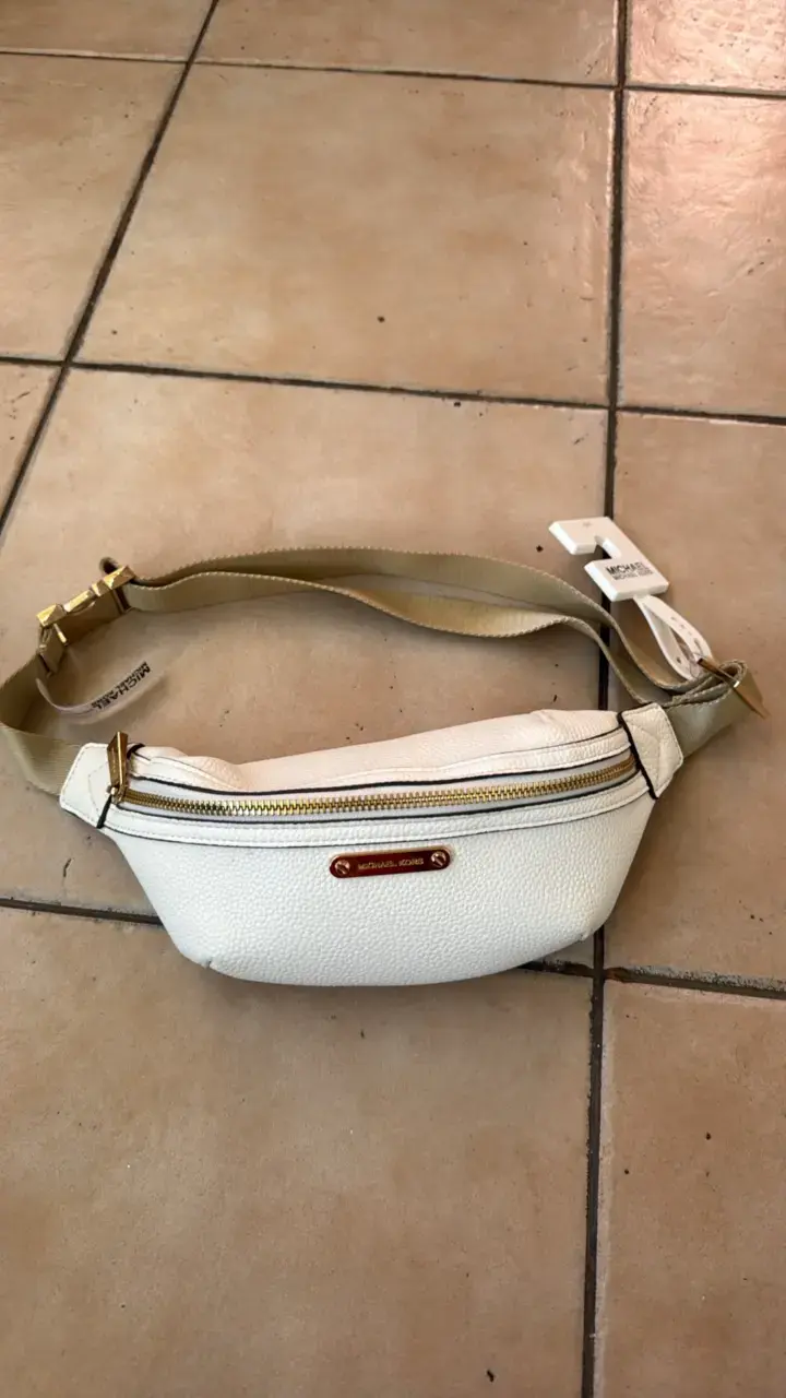 Riñonera blanca Michael Kors con detalles dorados - 1