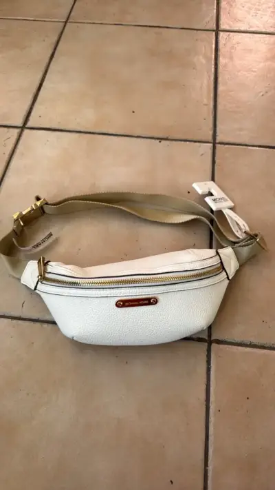 Riñonera blanca Michael Kors con detalles dorados - miniatura 1