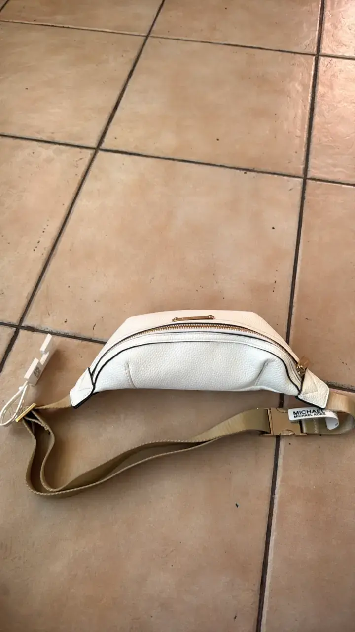 Riñonera blanca Michael Kors con detalles dorados - 2