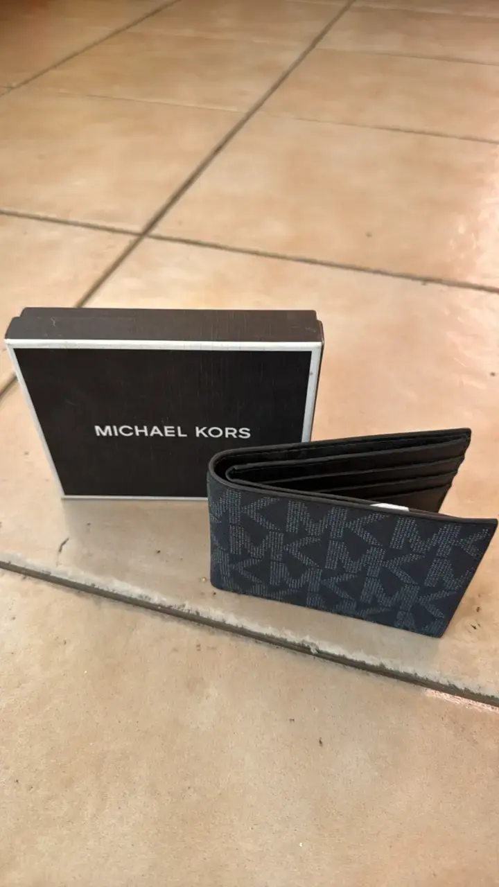 Billetera Michael Kors negra con logo - 1