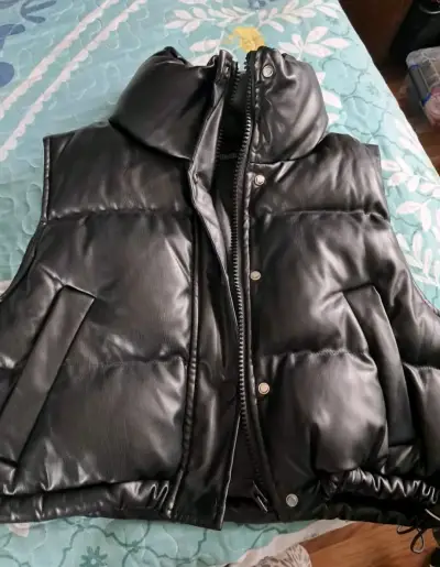 Chaleco acolchado negro sin mangas para invierno - miniatura 1