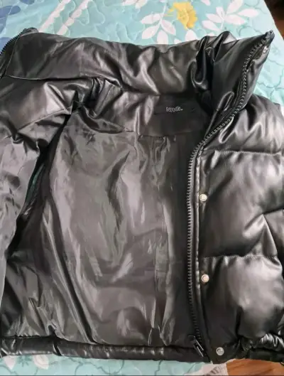 Chaleco acolchado negro sin mangas para invierno - miniatura 3