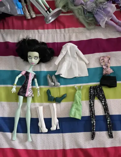 Muñeca articulada con ropa y accesorios - miniatura 1