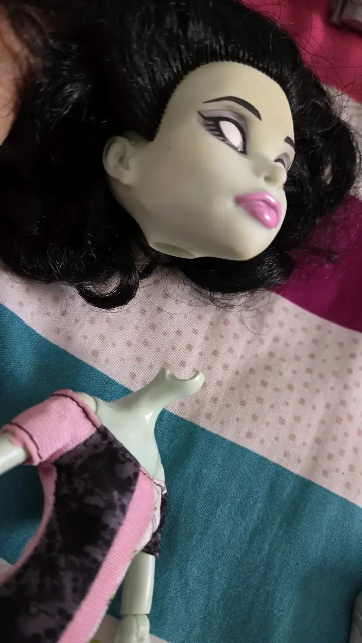 Muñeca articulada con ropa y accesorios - 2