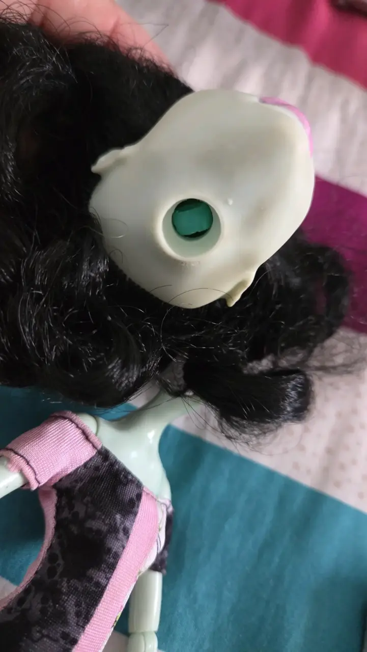 Muñeca articulada con ropa y accesorios - 3
