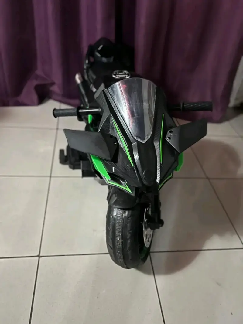 Moto eléctrica para niños estilo deportiva verde y negra - 1