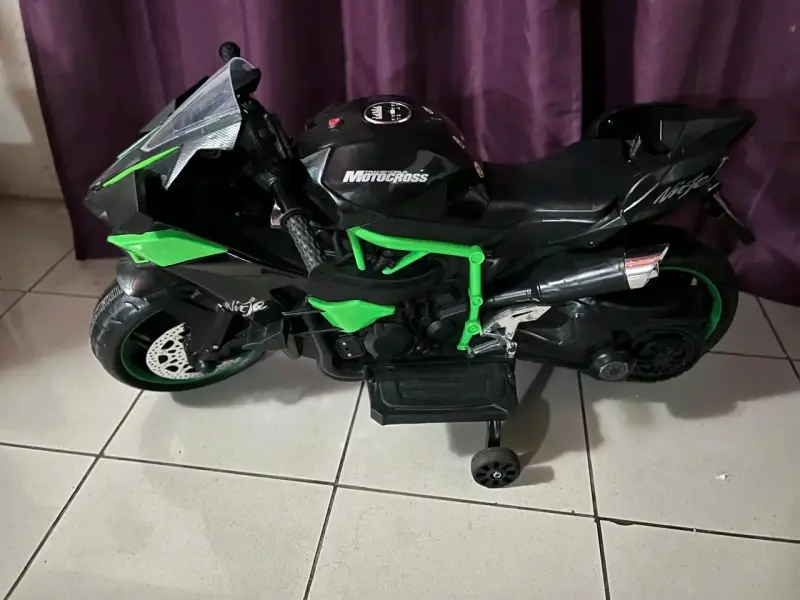 Moto eléctrica para niños estilo deportiva verde y negra - 2