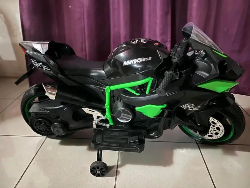 Moto eléctrica para niños estilo deportiva verde y negra - 3