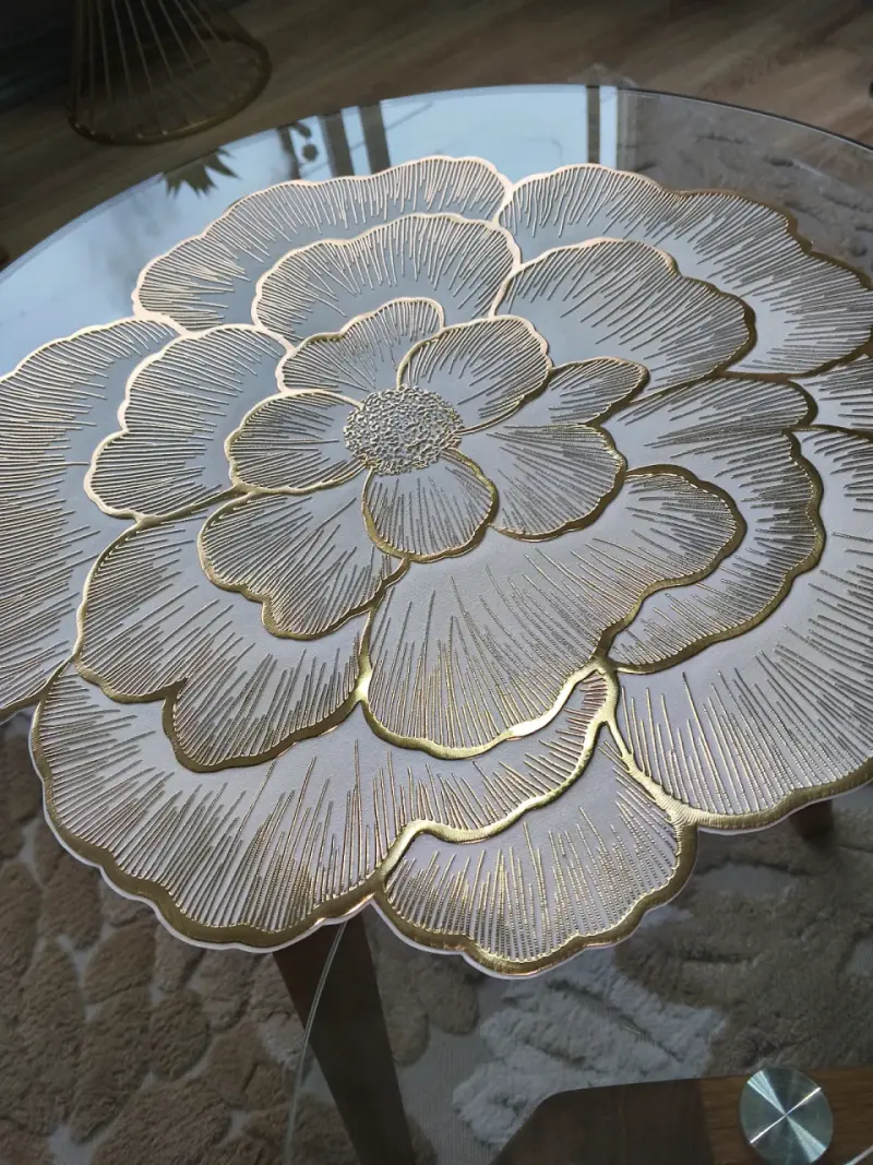 Individual de PVC con diseño floral dorado - 1