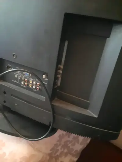 Televisor AOC de 32 pulgadas en buen estado - miniatura 3