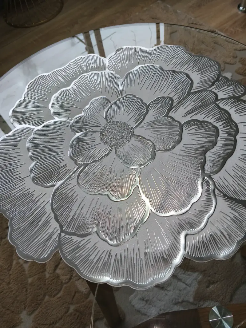 Individual de PVC con diseño floral dorado - 2