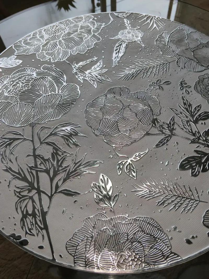 Individual de PVC con diseño floral dorado - 3