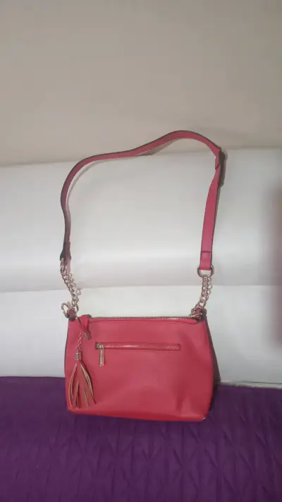 Bolso rojo con correa dorada Michael Kors - miniatura 1