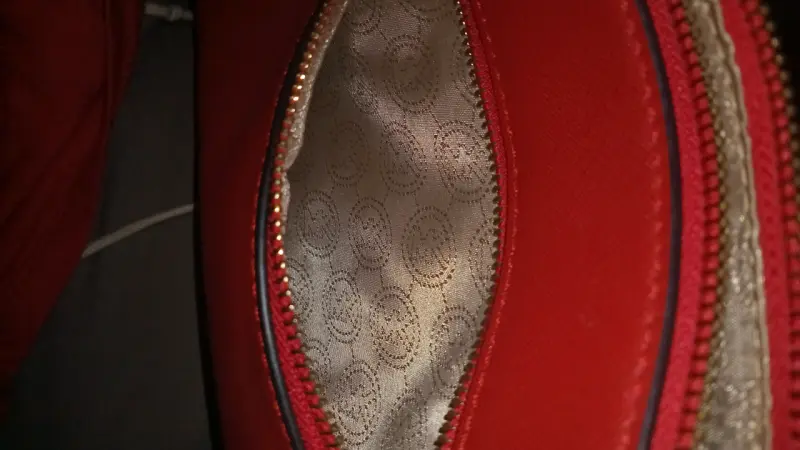 Bolso rojo con correa dorada Michael Kors - 3