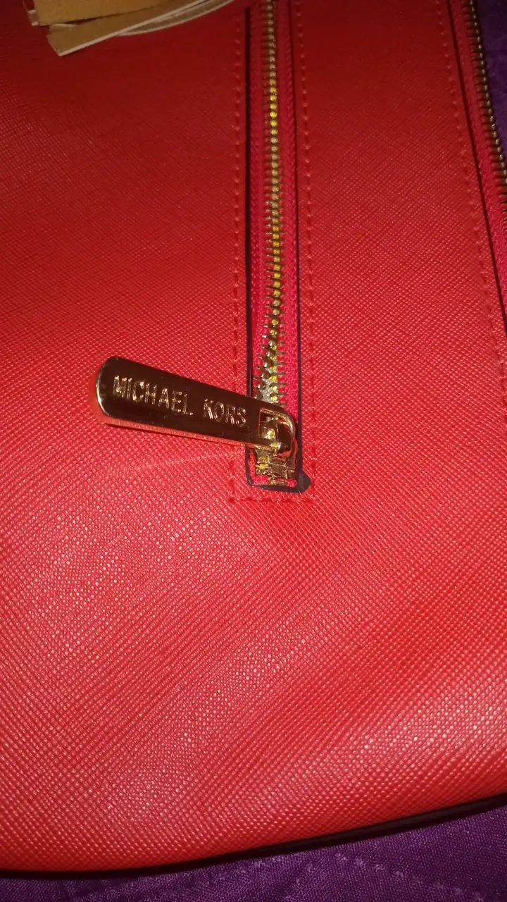 Bolso rojo con correa dorada Michael Kors - 6