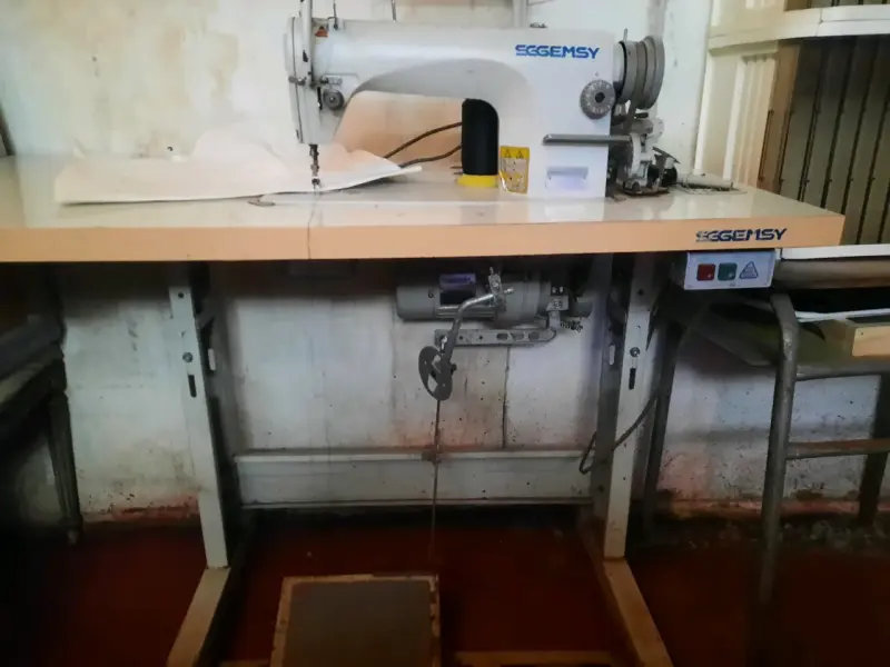 Máquina de Coser Industrial Gemsy con Mesa - 1