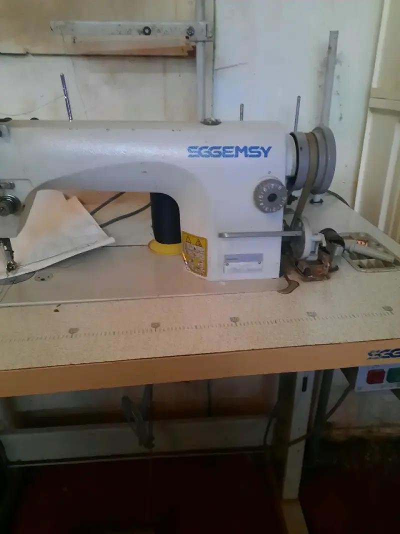 Máquina de Coser Industrial Gemsy con Mesa - 2