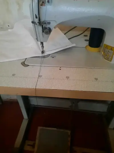 Máquina de Coser Industrial Gemsy con Mesa - miniatura 3
