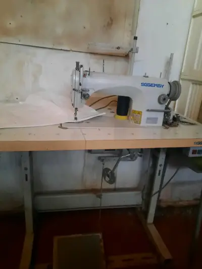 Máquina de Coser Industrial Gemsy con Mesa - miniatura 4