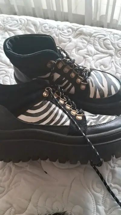 Botas de plataforma con diseño de cebra - miniatura 2