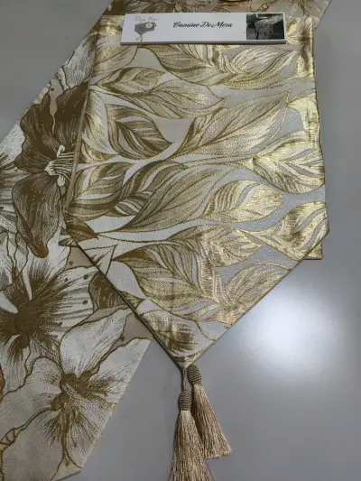 Camino de mesa decorativo con diseño floral dorado - miniatura 1