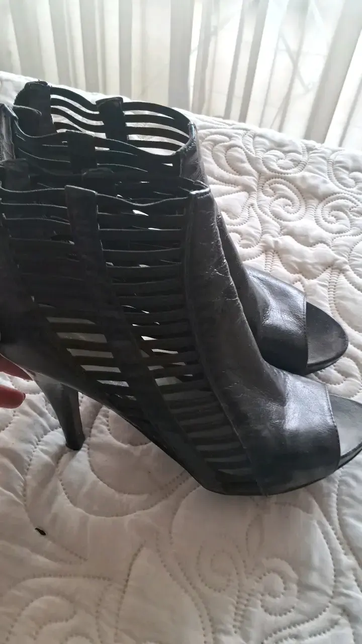 Botines de tacón alto negros con diseño calado - 1